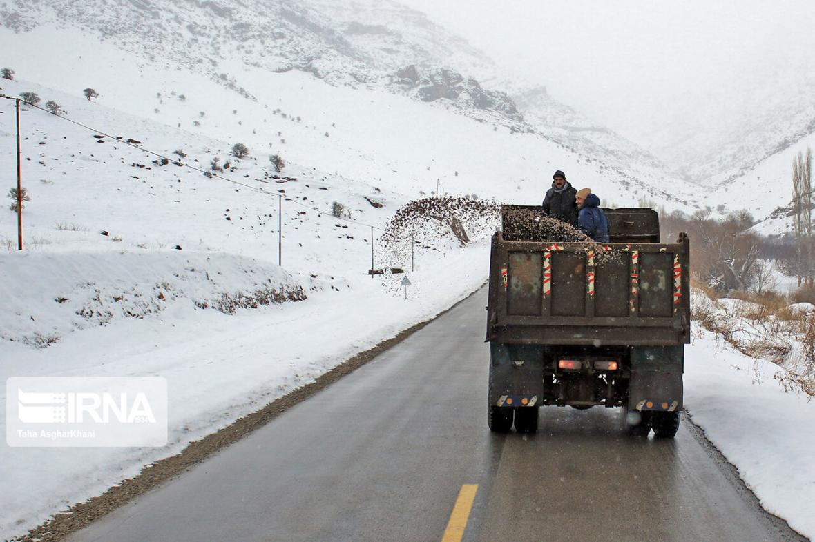 خبرنگاران بارش برف و باران جاده های استان تهران را لغزنده کرد