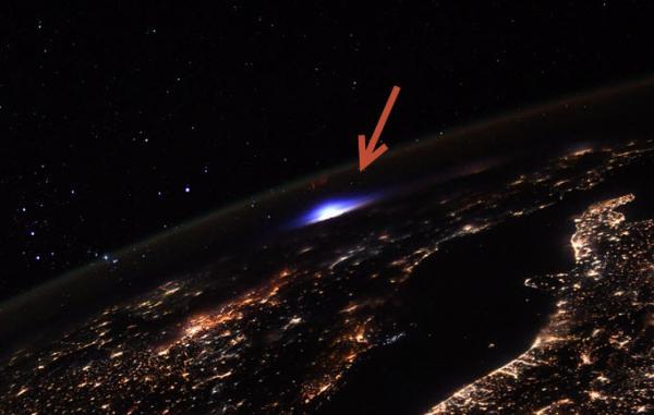 تور اروپا ارزان: پدیده ای عجیب: این نور آبی رنگ بر فراز اروپا که عکسش را فضانوردی در ایستگاه فضایی بین المللی ثبت نموده بود، چیست؟