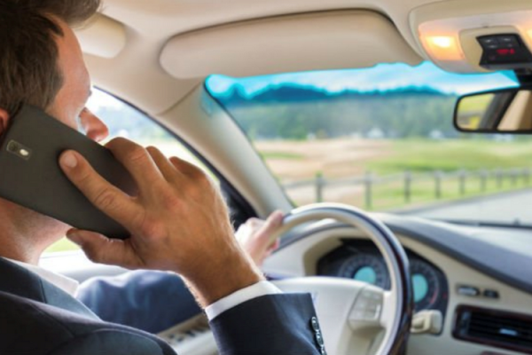 خطرات مرگبار استفاده از تلفن همراه حین رانندگی