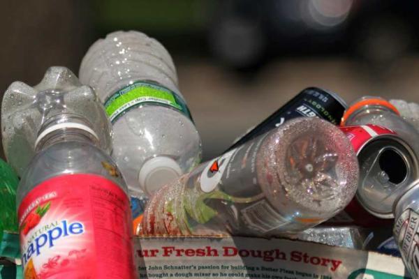 قوطی های آلومینیومی و بطری های پلاستیکی: کدام یک برای محیط زیست بهتر است؟